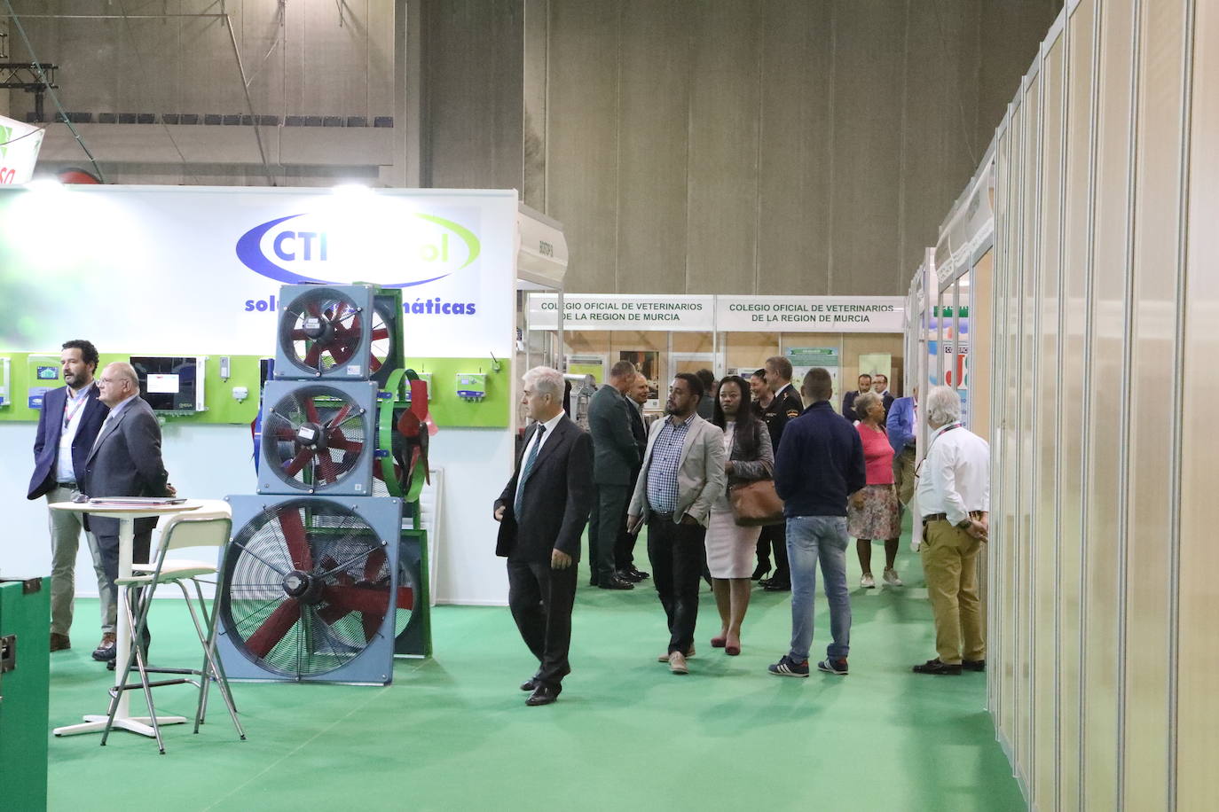 El presidente López Miras y el alcalde destacan la importancia de un sector que en la Región cuenta con 1.500 granjas.