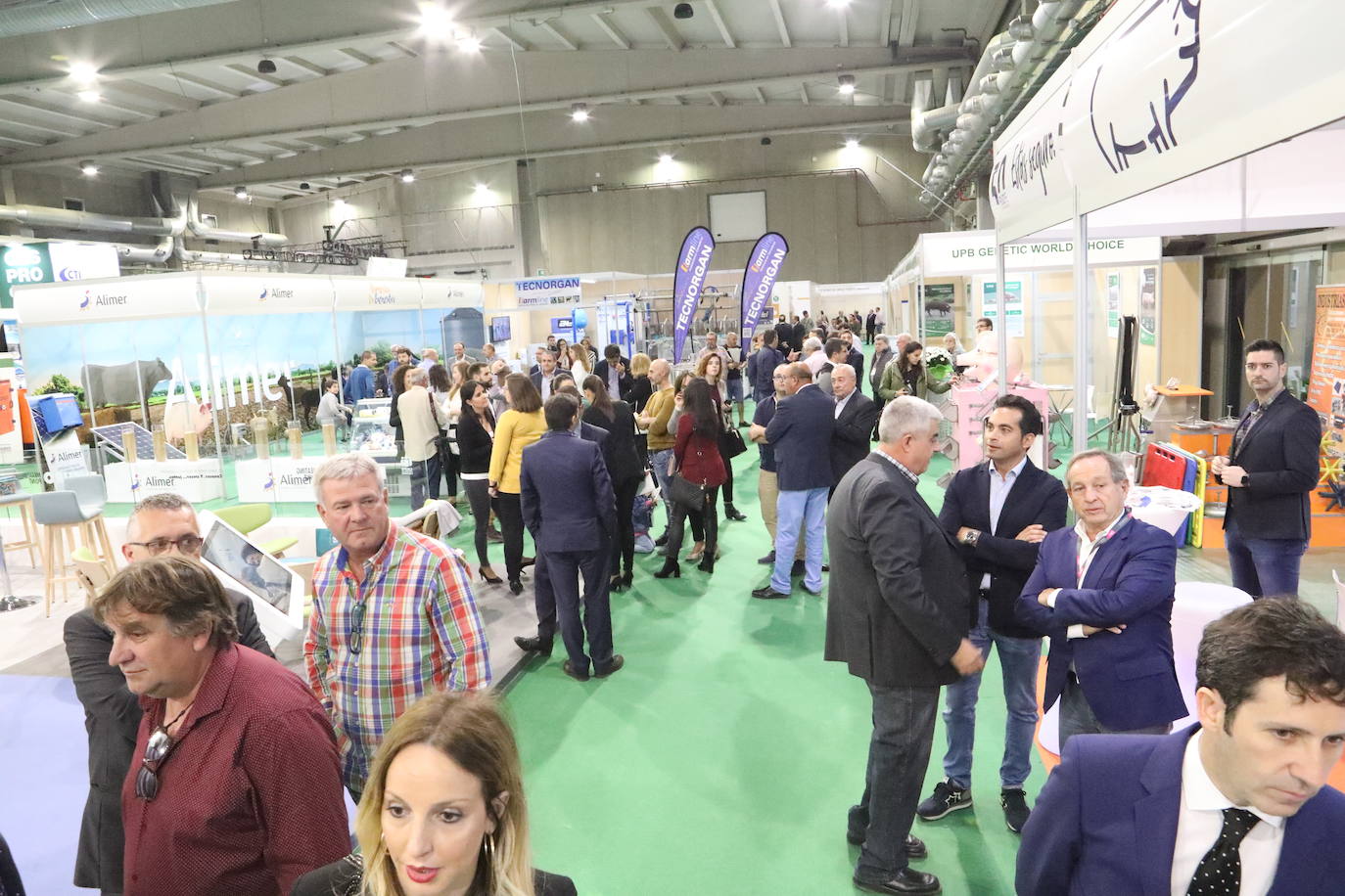 El presidente López Miras y el alcalde destacan la importancia de un sector que en la Región cuenta con 1.500 granjas.