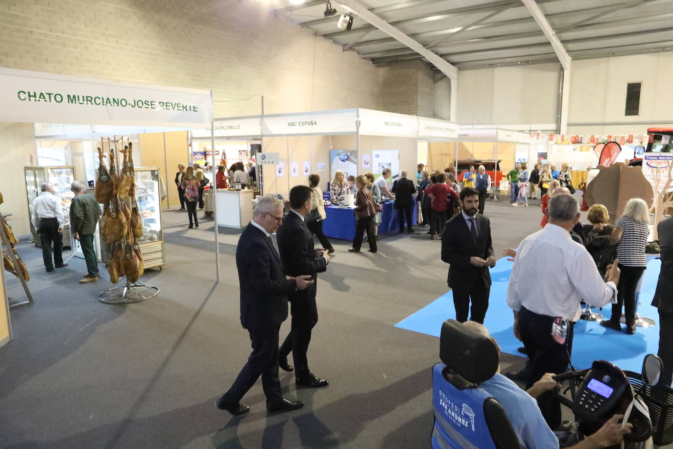 El presidente López Miras y el alcalde destacan la importancia de un sector que en la Región cuenta con 1.500 granjas.