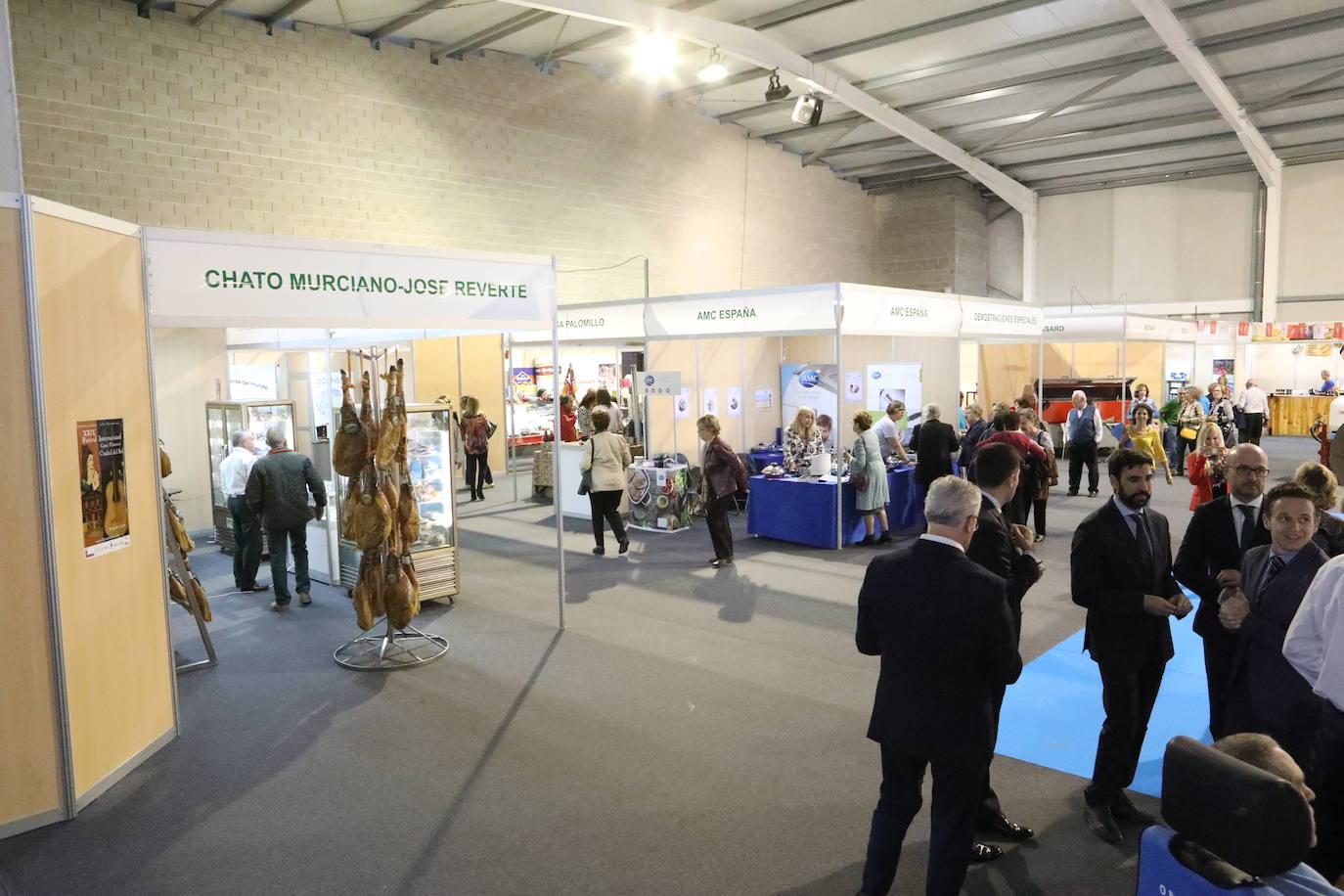 El presidente López Miras y el alcalde destacan la importancia de un sector que en la Región cuenta con 1.500 granjas.