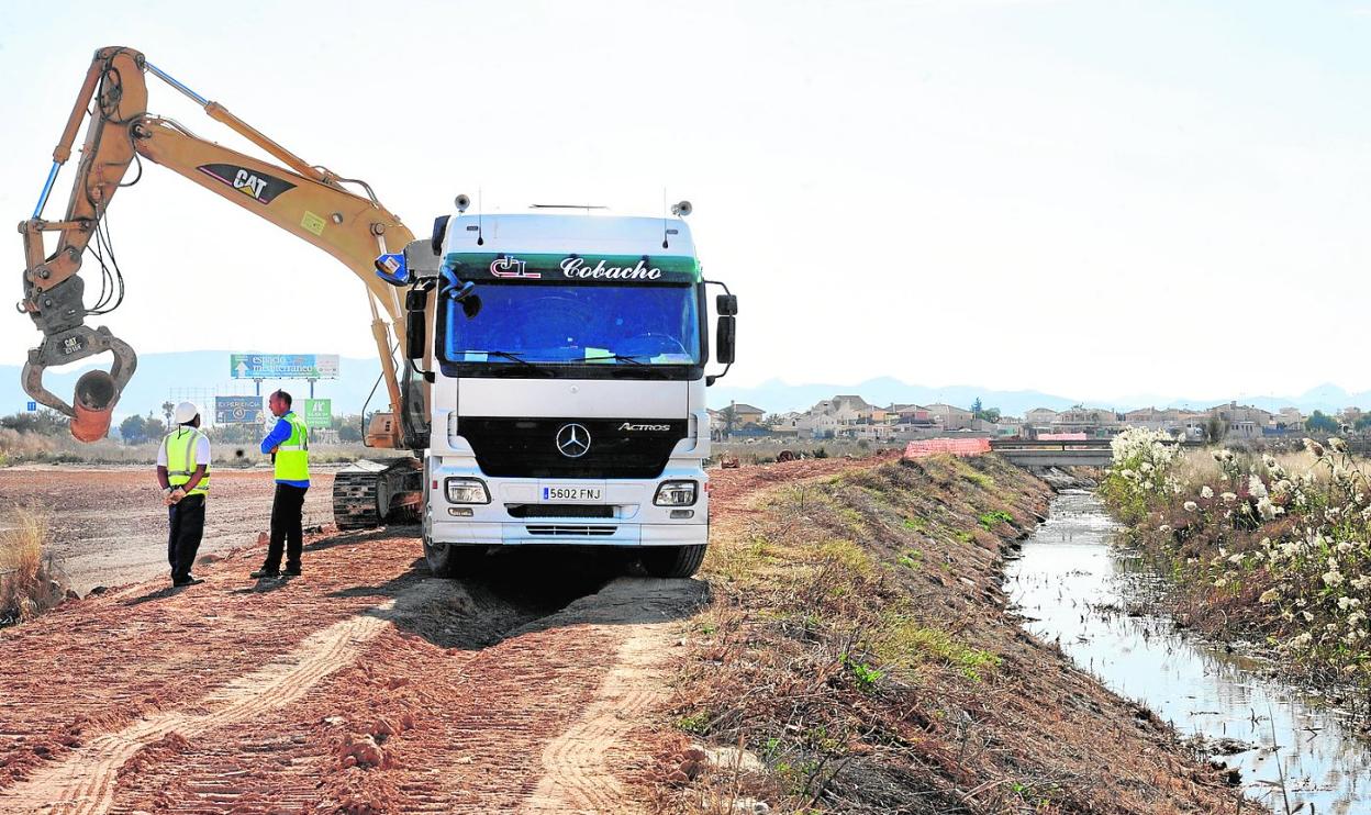 Personal de la CHS y de Tragsa, durante el desmantelamiento del salmueroducto del Campo de Cartagena, hace dos años. AGM