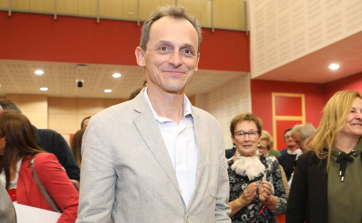 Pedro Duque, ministro de Ciencia y Universidades en funciones, este jueves, en el instituto Ramón Arcas, en Lorca.