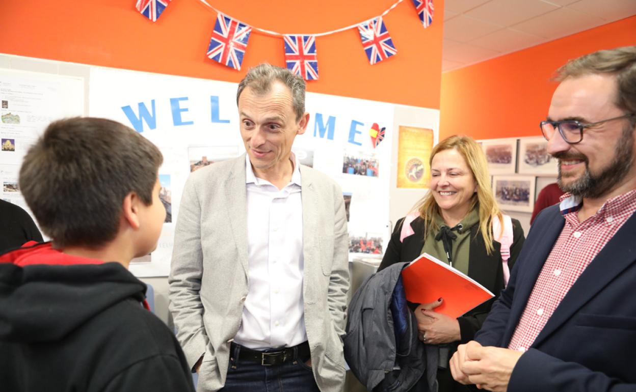 Pedro Duque, el primer astronauta español, charla con un niño que le pidió que le mostrara las estrellas. 