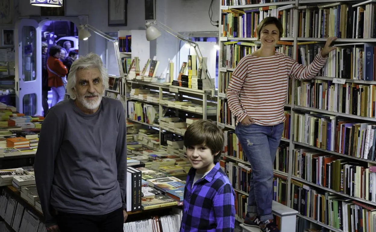 Laura, de la librería madrileña Rafael Alberti, hizo posible el encuentro de Matías (9 años) con su autor favorito, Andrés Guerrero. 