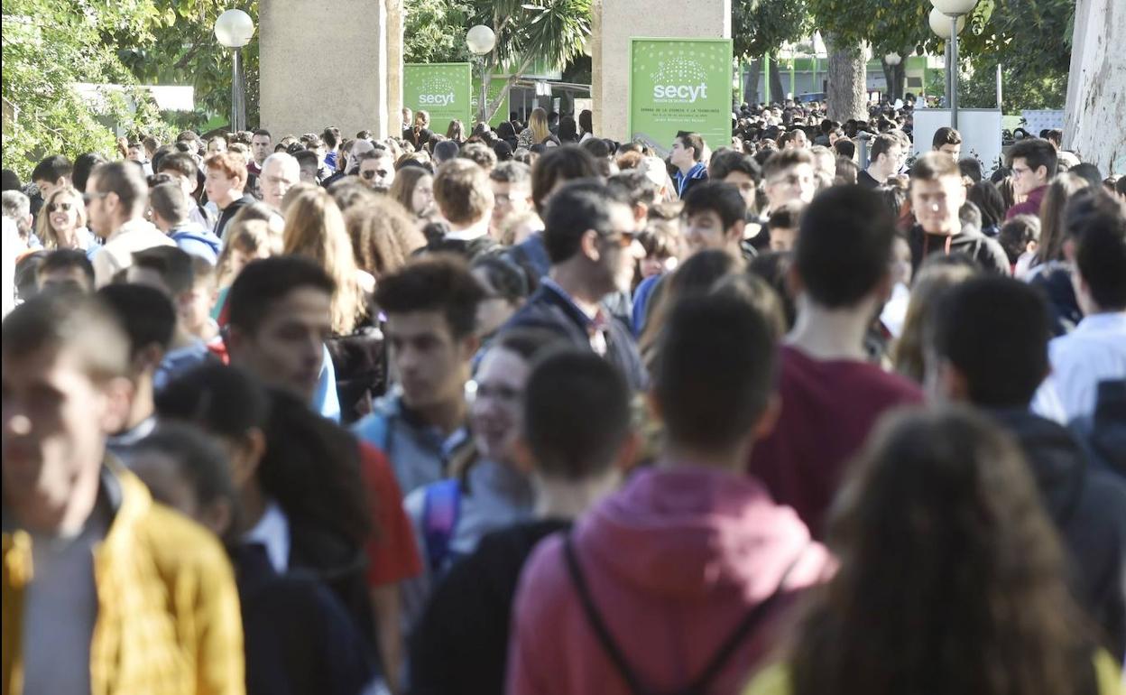 El jardín del Malecón, abarrotado, durante la inauguración de la Semana de la Ciencia.