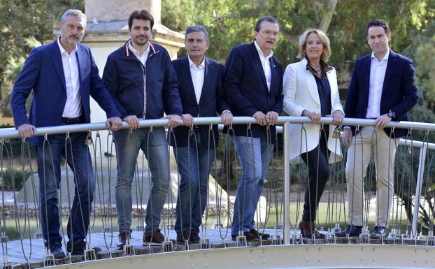 Óscar Urralburu (Más País-Equo); Javier Sánchez Serna (Unidas Podemos); Pedro Saura (PSOE); Miguel Garaulet (Ciudadanos), Lourdes Méndez (Vox) y Teodoro García Egea (PP), este sábado, en el jardín de la Seda de Murcia.