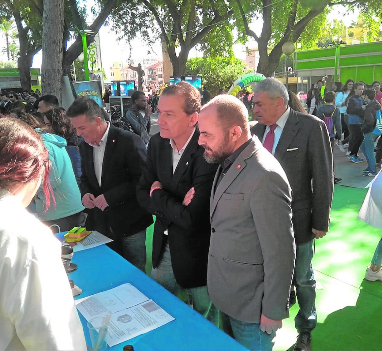 Martínez y Garaulet, en un expositor de la Semana de la Ciencia. 