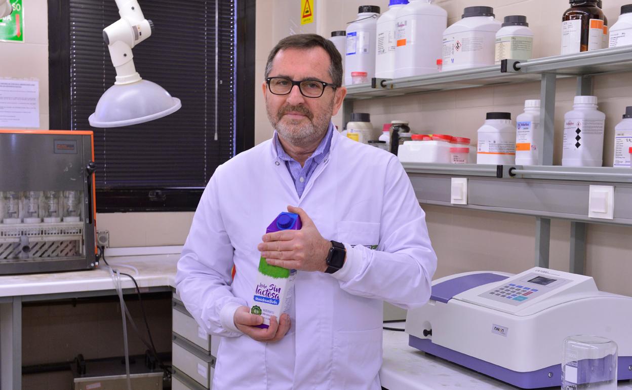 El catedrático Gaspar Ros en su despacho. 