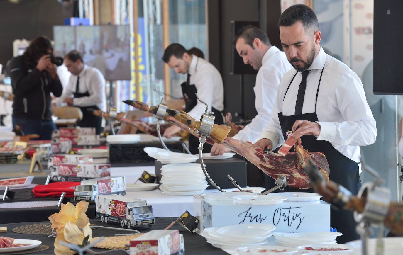 El sevillano gana el III Concurso de Cortadores Profesionales de Jamón, organizado por eLPOZO, en la octava edición de Región de Murcia Gastronómica