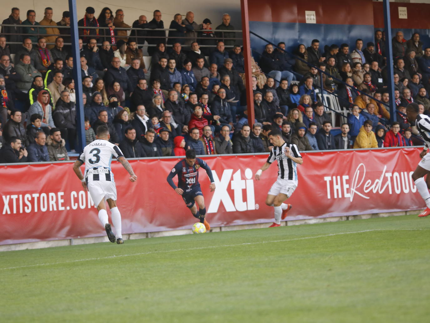 Dos goles del defensa alicantino, en estado de gracia, dejaron encarrilado el partido en la primer parte