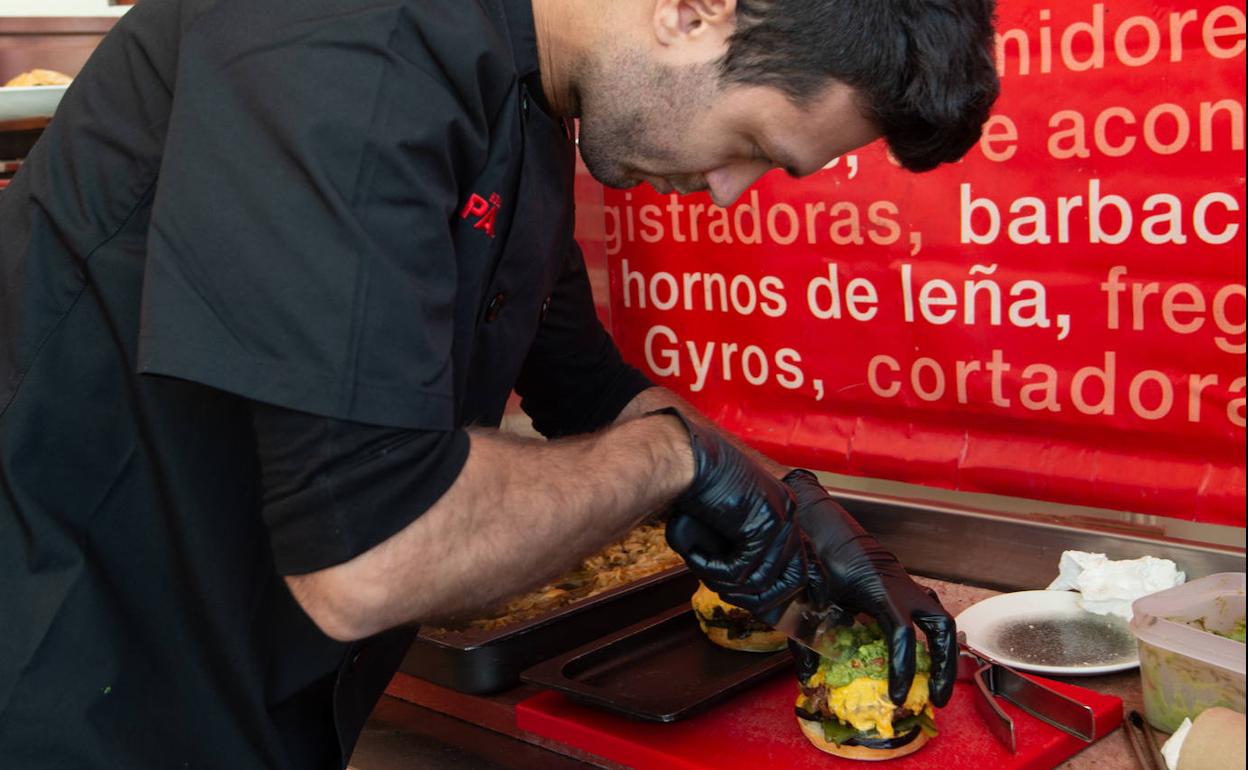 Mihai Pop, ganador de la prueba, con su hamburguesa.