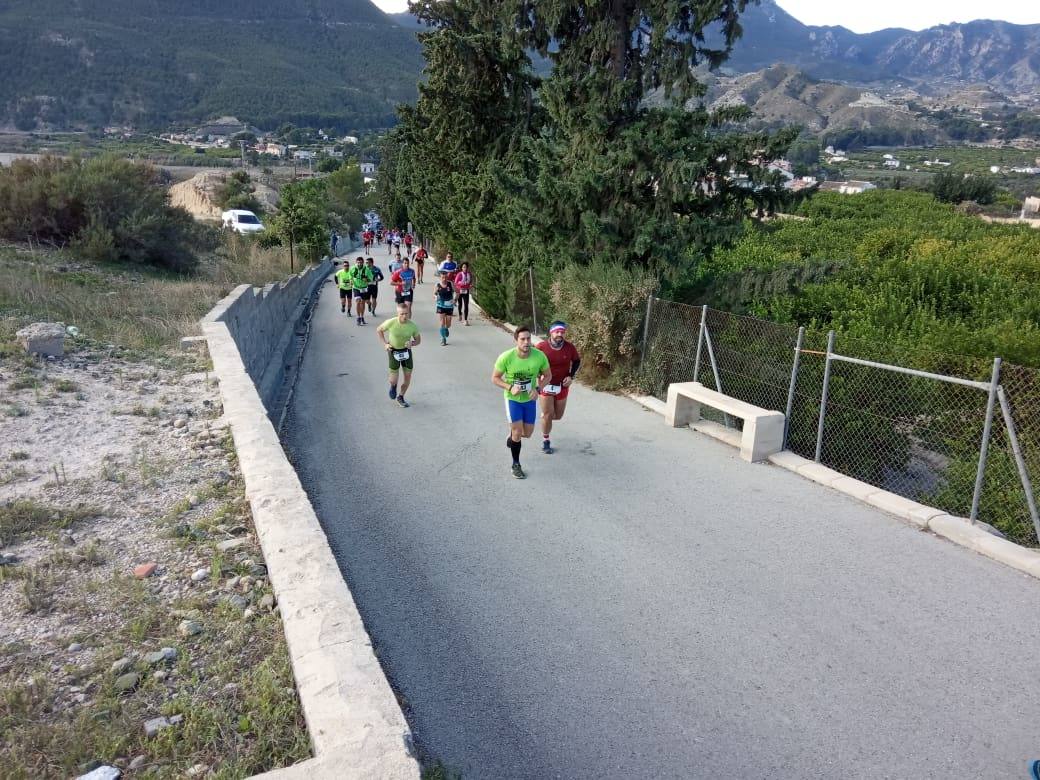 El atleta del Mobel Automenor Running Team vence con un tiempo de 1:33:14, por los 2:01:03 para la ganadora femenina.