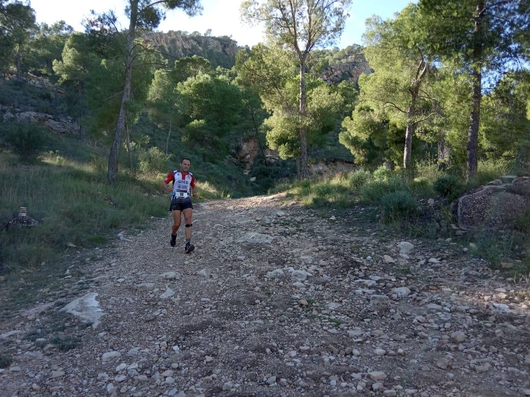 El atleta del Mobel Automenor Running Team vence con un tiempo de 1:33:14, por los 2:01:03 para la ganadora femenina.