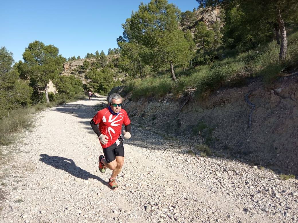 El atleta del Mobel Automenor Running Team vence con un tiempo de 1:33:14, por los 2:01:03 para la ganadora femenina.