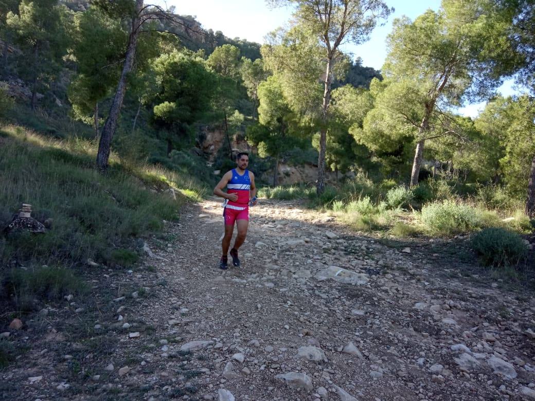 El atleta del Mobel Automenor Running Team vence con un tiempo de 1:33:14, por los 2:01:03 para la ganadora femenina.