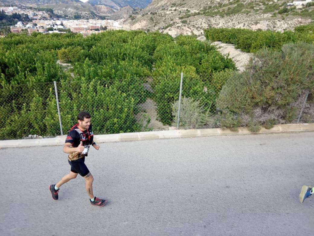 El atleta del Mobel Automenor Running Team vence con un tiempo de 1:33:14, por los 2:01:03 para la ganadora femenina.