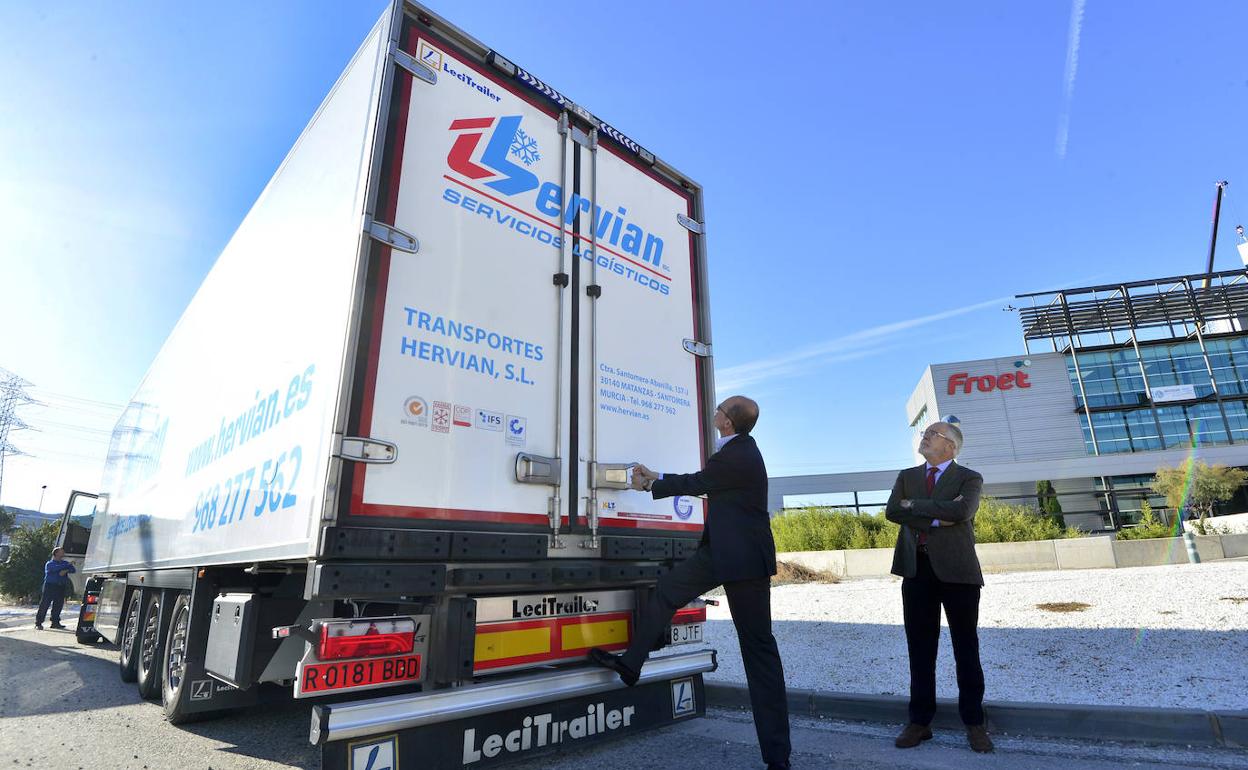 Presentación del nuevo sistema de apertura y cierre de puertas en los camiones.