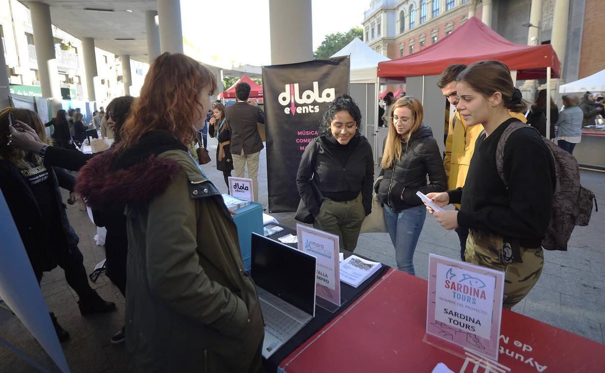 Los participantes en la feria, esta mañana, en la plaza de la Universidad.