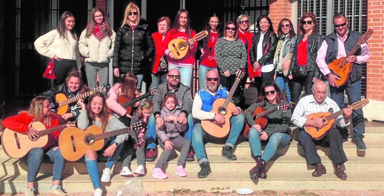 Miembros de la cuadrilla de La Aljorra, donde despuntan las mujeres jóvenes, antes de un ensayo . 