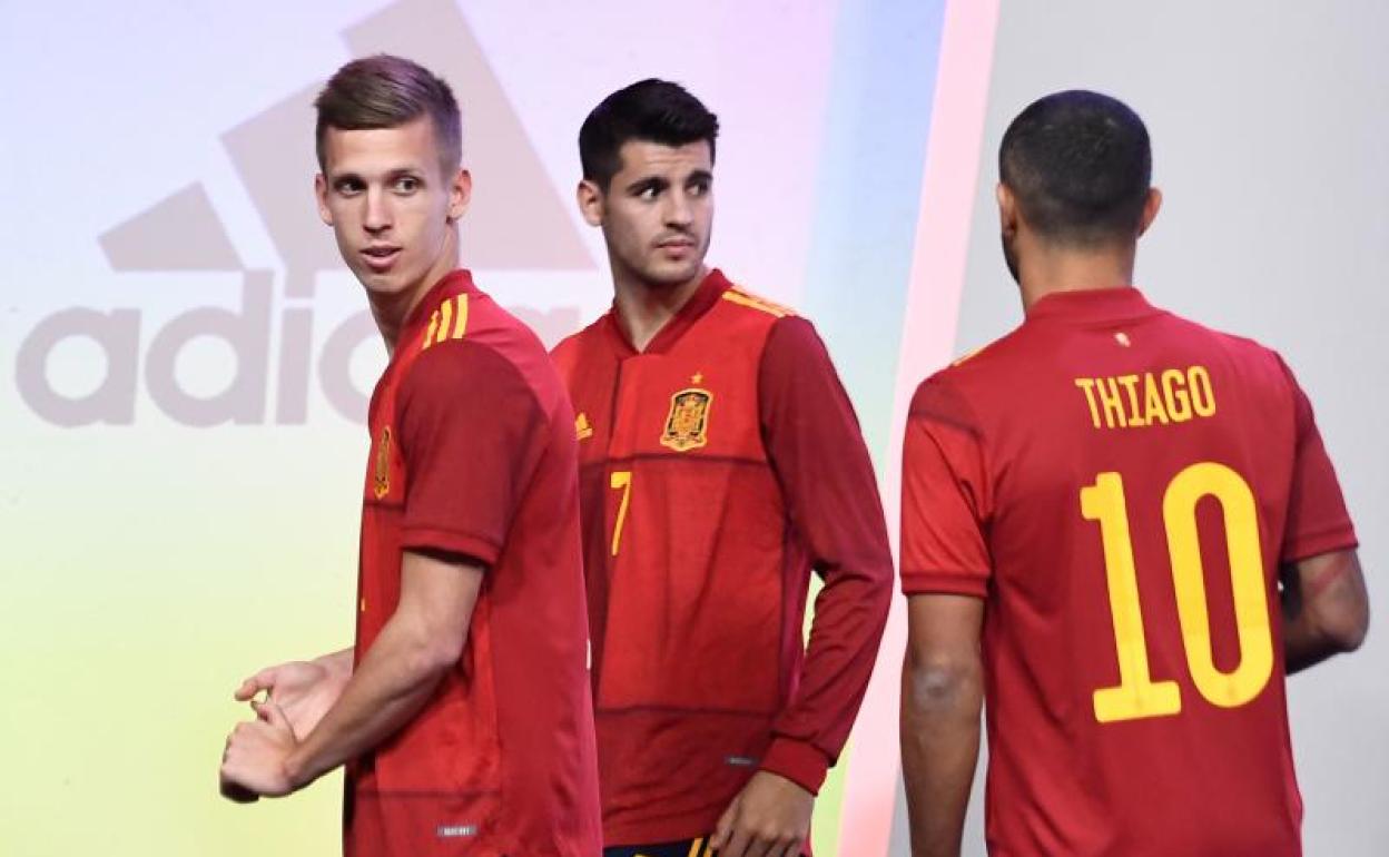 Dani Olmo (i), junto a Álvaro Morata y Thiago en la Ciudad del Fútbol. 