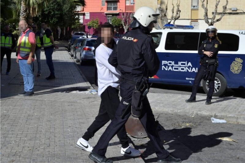 En la actuación han intervenido hasta 60 efectivos de diversos grupos especializados de la Policía Nacional, desplazados desde diversas provincias. Se han incautado cantidades aún por determinar de hachís, heroína y cocaína