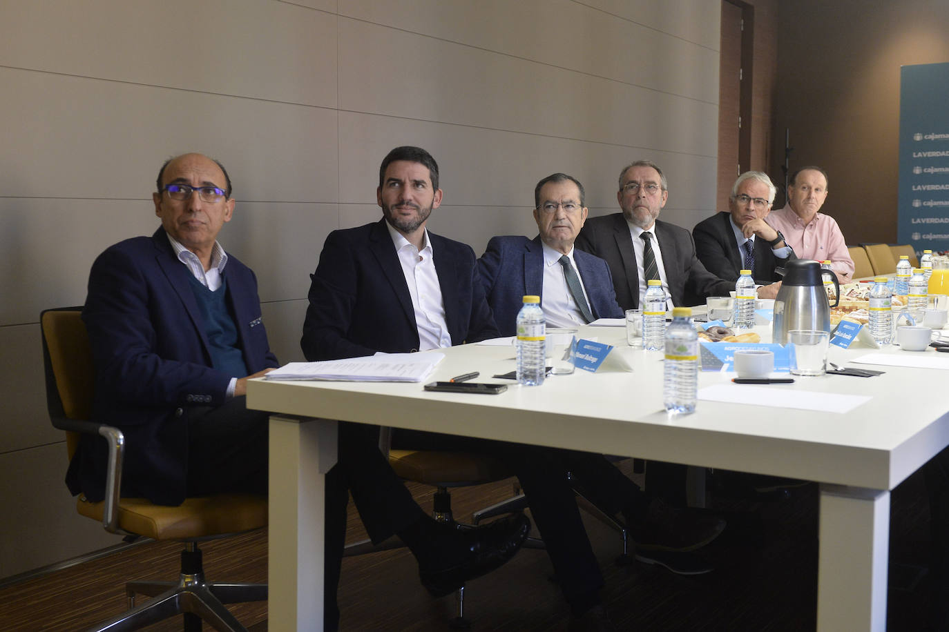 El consejero de Agua, Agricultura, Ganadería, Pesca y Medio Ambiente, Antonio Luengo, toma nota de las reivindicaciones de la industria alimentaria en el foro organizado por 'La Verdad' y Cajamar.