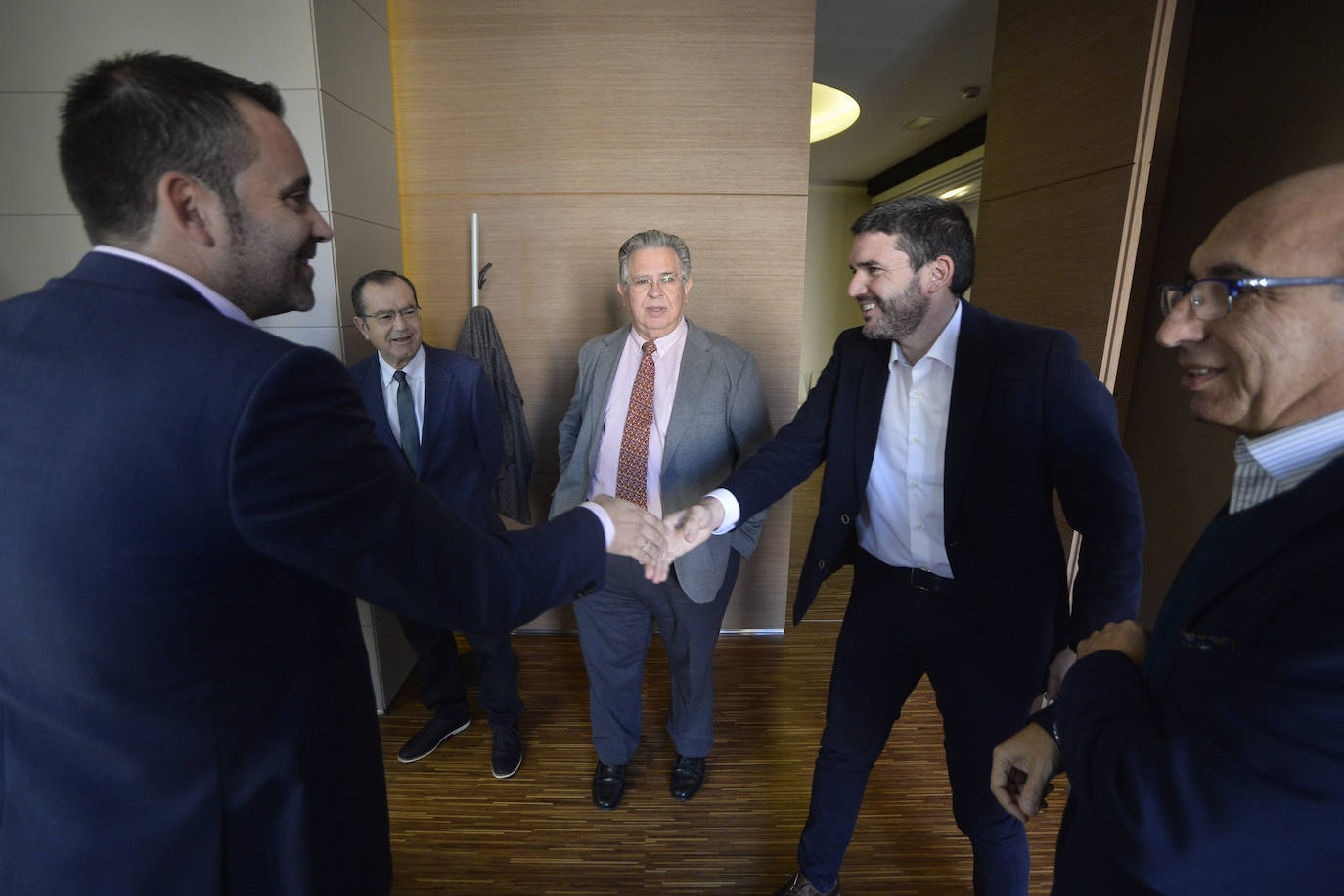 El consejero de Agua, Agricultura, Ganadería, Pesca y Medio Ambiente, Antonio Luengo, toma nota de las reivindicaciones de la industria alimentaria en el foro organizado por 'La Verdad' y Cajamar.