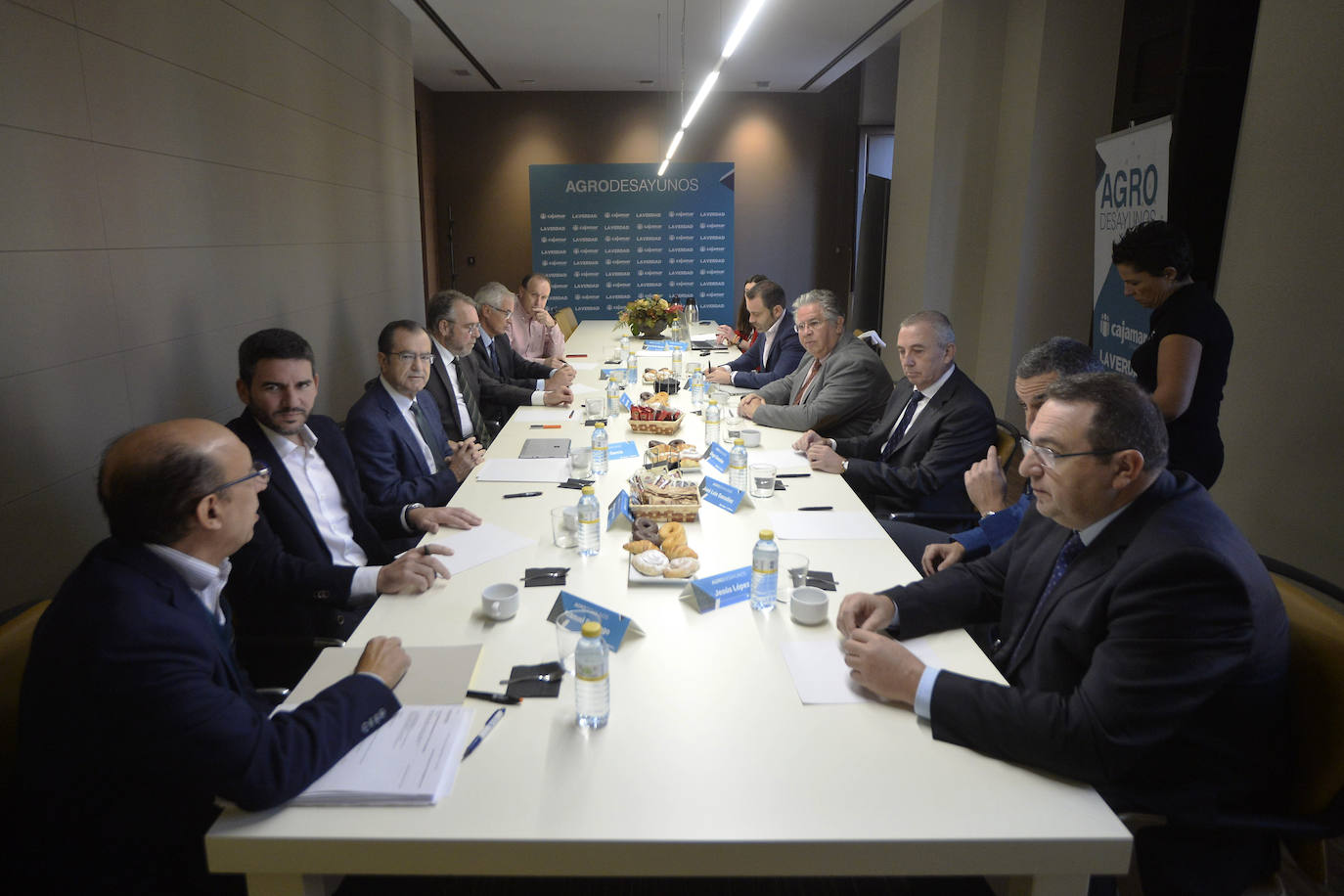 El consejero de Agua, Agricultura, Ganadería, Pesca y Medio Ambiente, Antonio Luengo, toma nota de las reivindicaciones de la industria alimentaria en el foro organizado por 'La Verdad' y Cajamar.