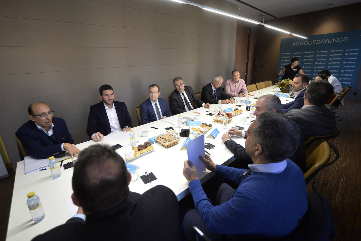 El consejero de Agua, Agricultura, Ganadería, Pesca y Medio Ambiente, Antonio Luengo, toma nota de las reivindicaciones de la industria alimentaria en el foro organizado por 'La Verdad' y Cajamar.