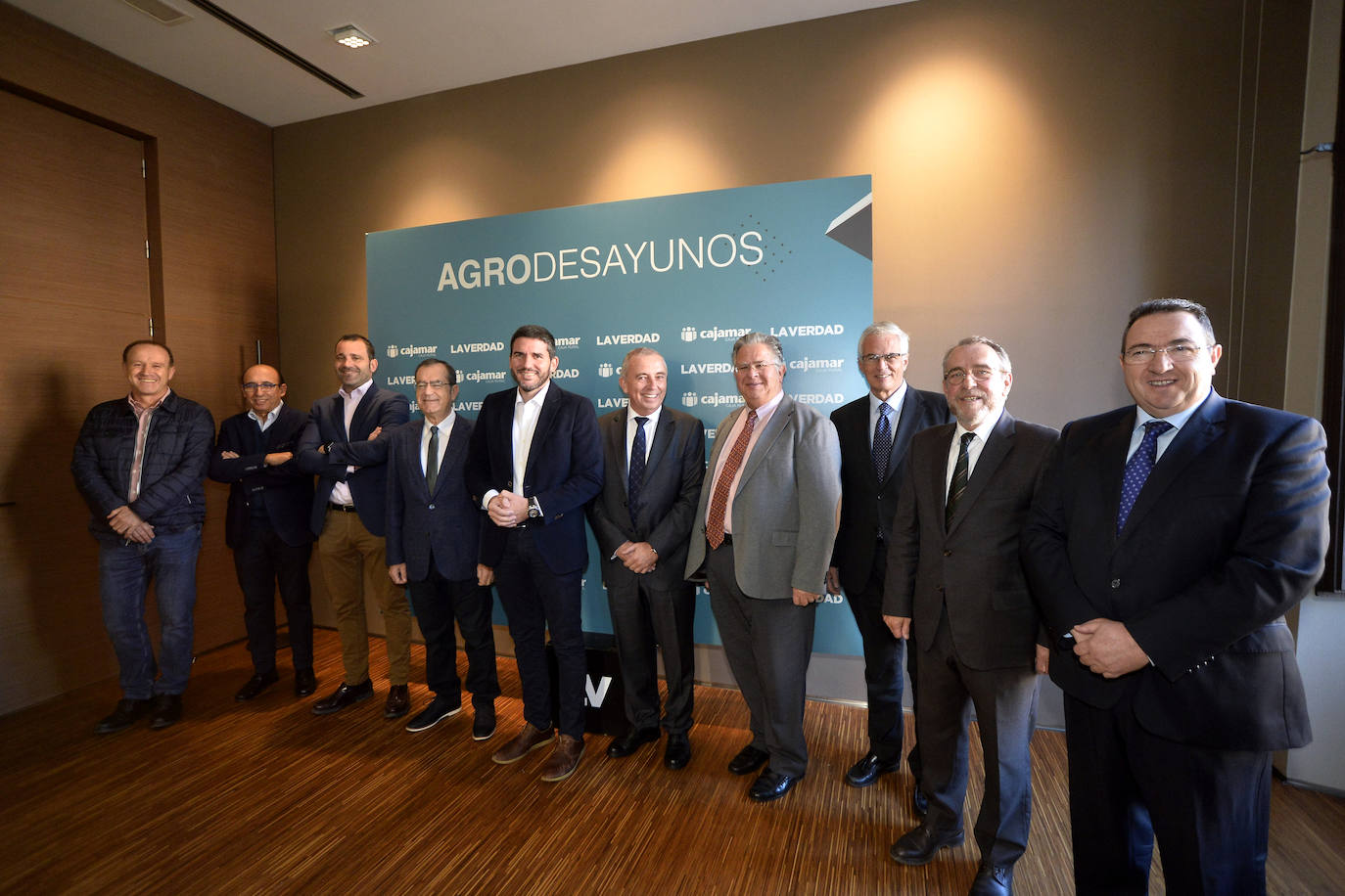 El consejero de Agua, Agricultura, Ganadería, Pesca y Medio Ambiente, Antonio Luengo, toma nota de las reivindicaciones de la industria alimentaria en el foro organizado por 'La Verdad' y Cajamar.