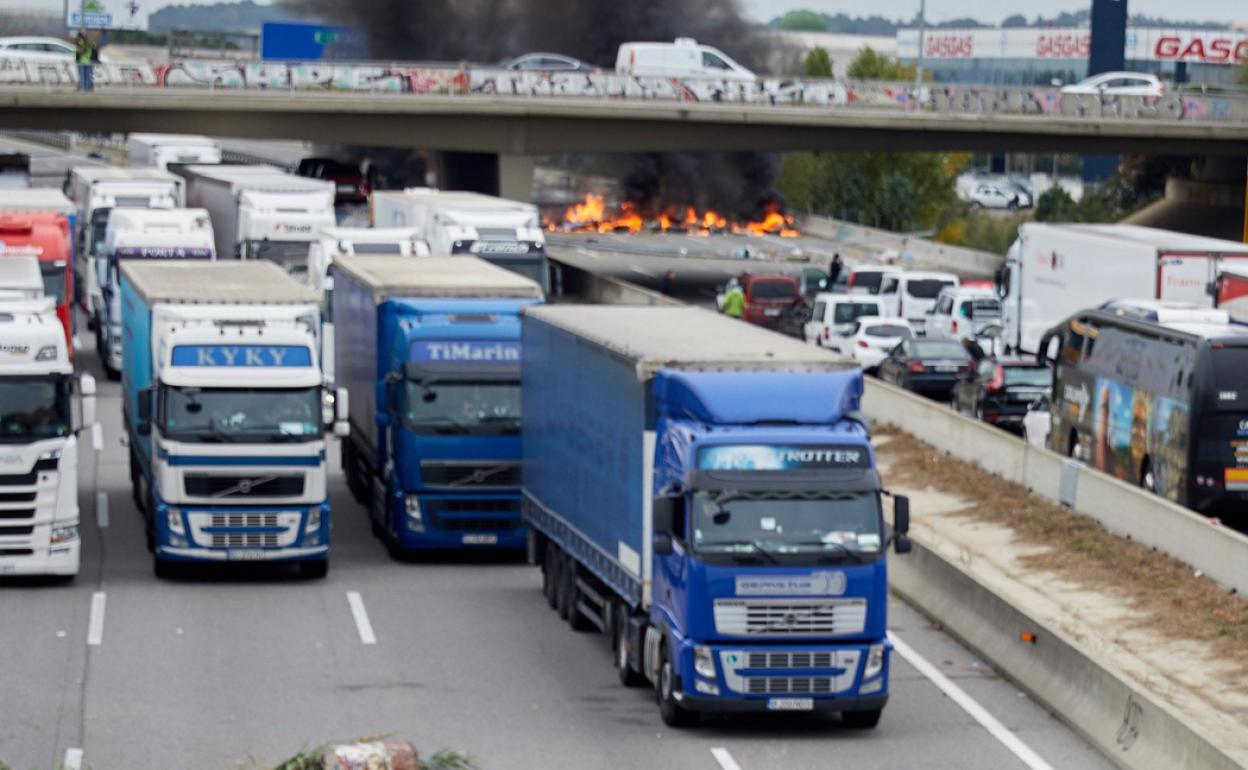 Varios camiones atascados debido al corte en la AP-7.