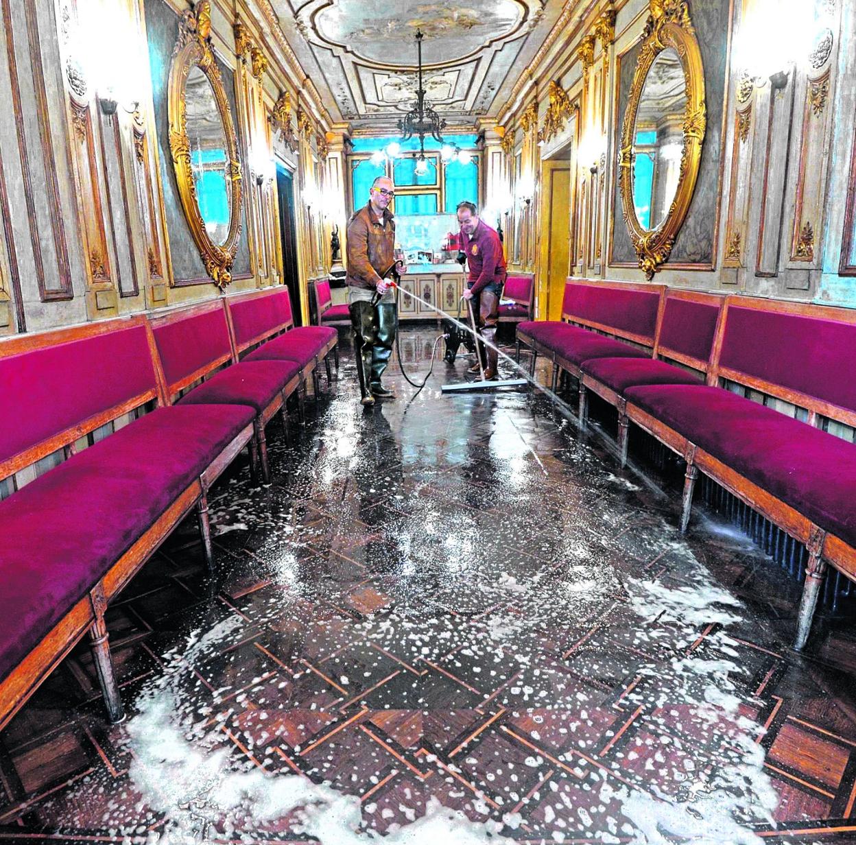 El personal del cafe Florida de la plaza San Marcos retira el barro del histórico establecimiento veneciano anegado por las inundaciones. 