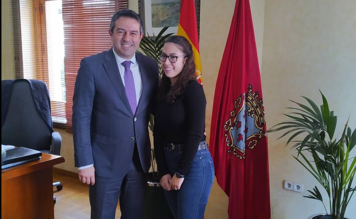 Paula López, junto al alcalde de Alcantarilla, Joaquín Buendía.