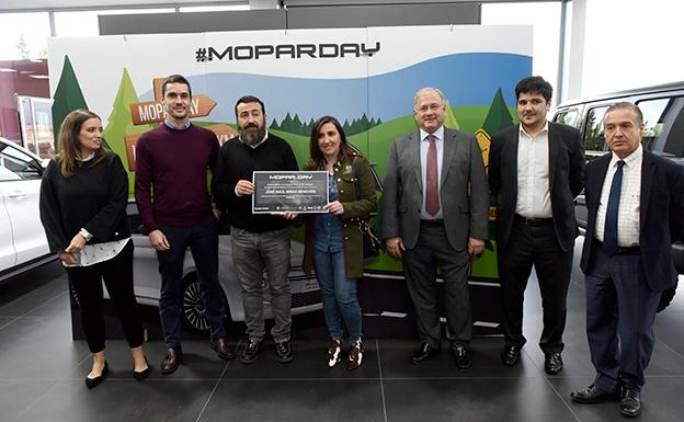 El premiado José Raúl Miras junto a los directivos de MOPAR