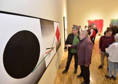 Imagen secundaria 1 - Espectadores ante algunas de las obras inéditas de 'Encuentro a cinco' en el interior del Mubam. 