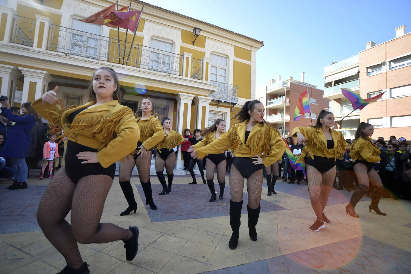 Los vecinos se concentran para mostrar su apoyo al socialista Juan José Garre, objeto el pasado martes de unos mensajes que le atacaban por condición sexual