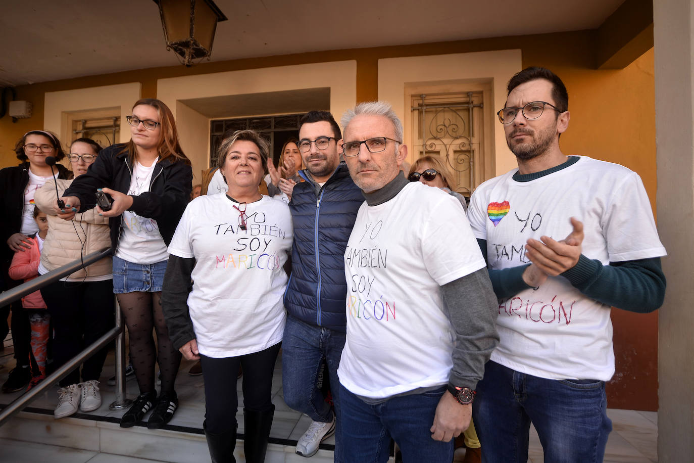 Los vecinos se concentran para mostrar su apoyo al socialista Juan José Garre, objeto el pasado martes de unos mensajes que le atacaban por condición sexual