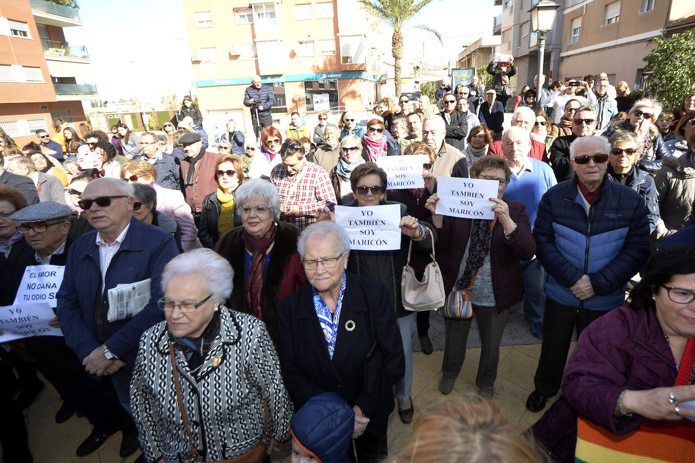 Los vecinos se concentran para mostrar su apoyo al socialista Juan José Garre, objeto el pasado martes de unos mensajes que le atacaban por condición sexual