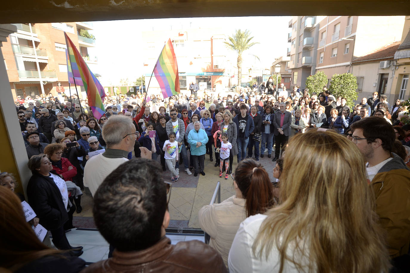 Los vecinos se concentran para mostrar su apoyo al socialista Juan José Garre, objeto el pasado martes de unos mensajes que le atacaban por condición sexual