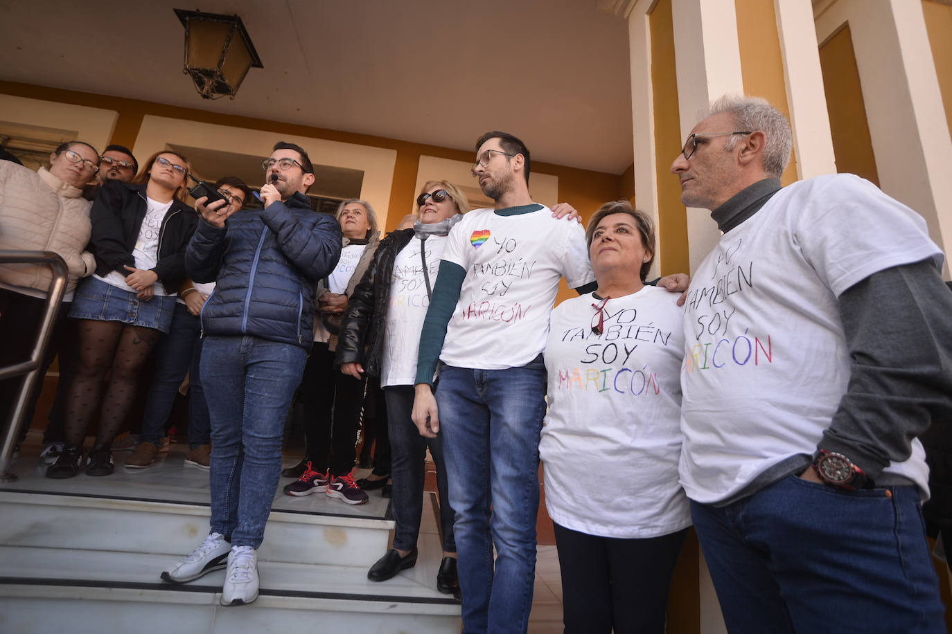 Los vecinos se concentran para mostrar su apoyo al socialista Juan José Garre, objeto el pasado martes de unos mensajes que le atacaban por condición sexual