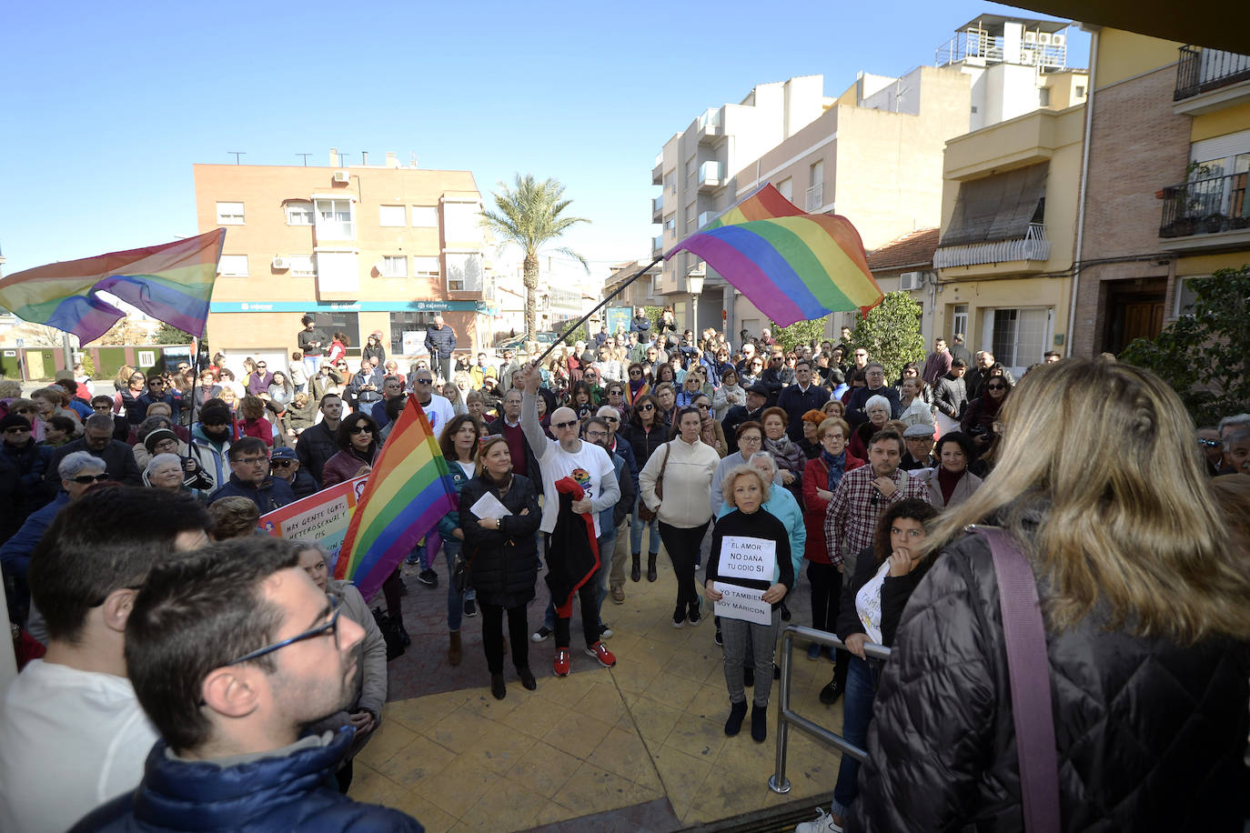 Los vecinos se concentran para mostrar su apoyo al socialista Juan José Garre, objeto el pasado martes de unos mensajes que le atacaban por condición sexual