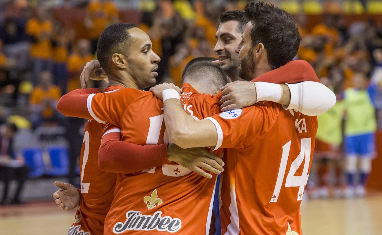 Los jugadores del Jimbee Cartagena se abrazan en la celebración de un gol.