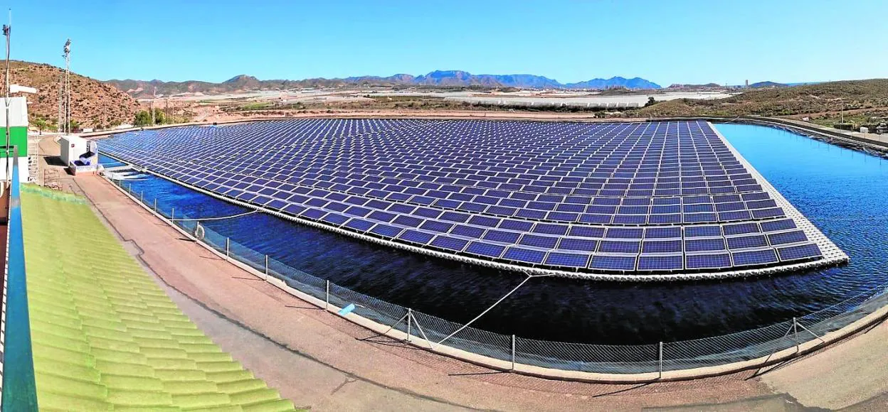 La planta fotovoltaica, instalada encima del embalse de regulación de la desaladora de Mazarrón, que se estrena mañana. 