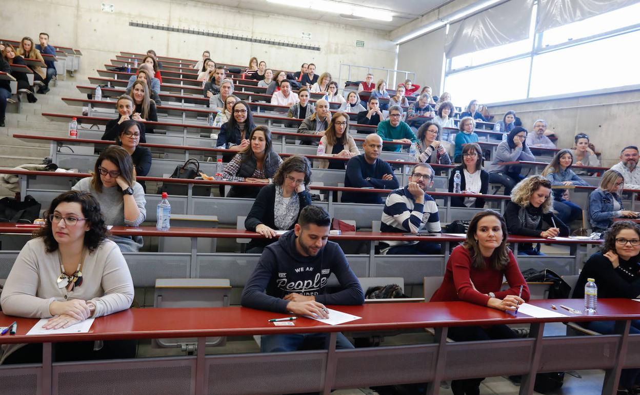 Opositores aguardan en los momentos previos a la prueba, este domingo, en el campus de Espinardo. 