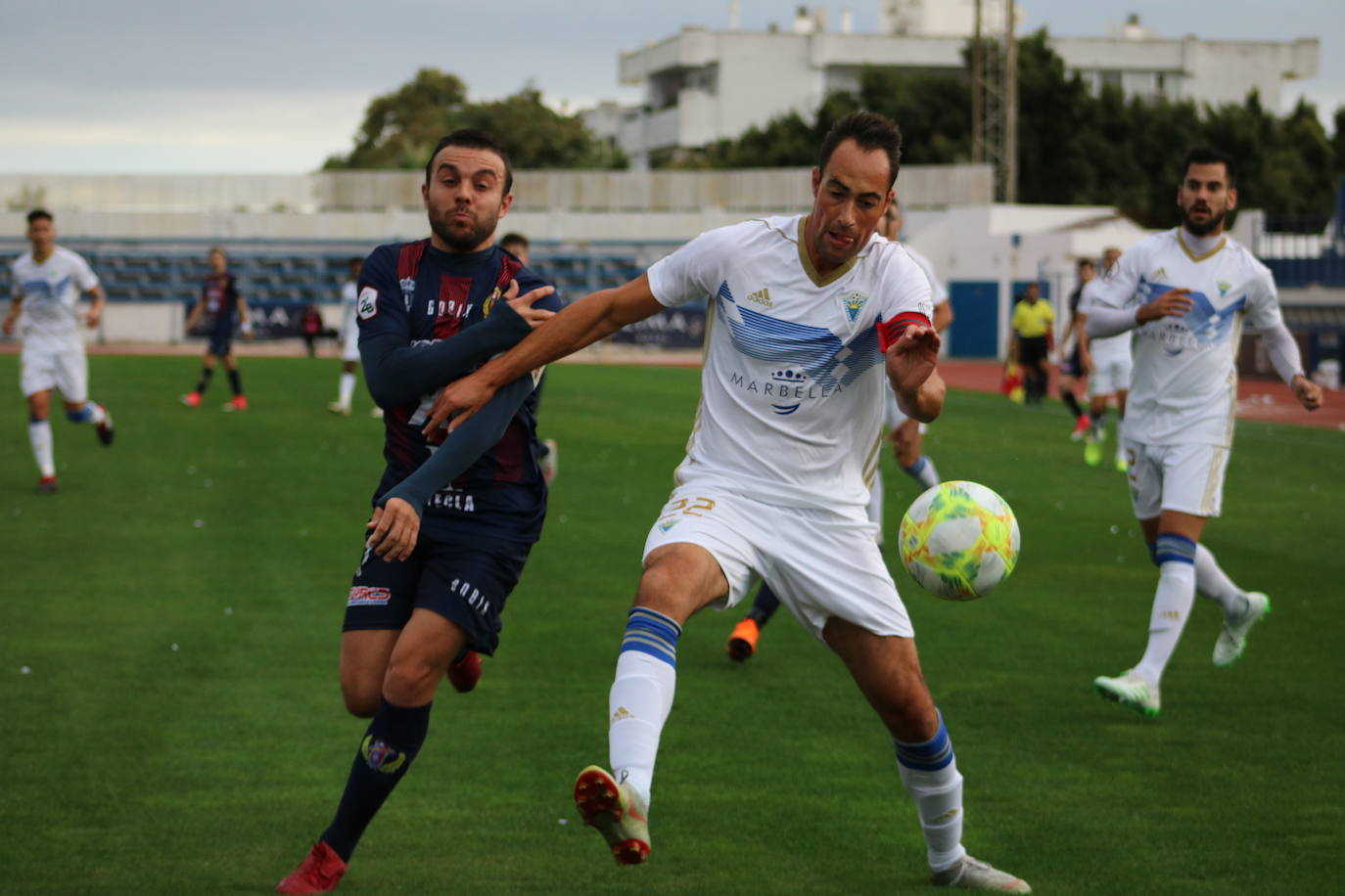 Un gol de Manel sobre la bocina trunca la buena racha del conjunto de Sandroni y le da los tres puntos a un Marbella que vuelve a la senda del triunfo