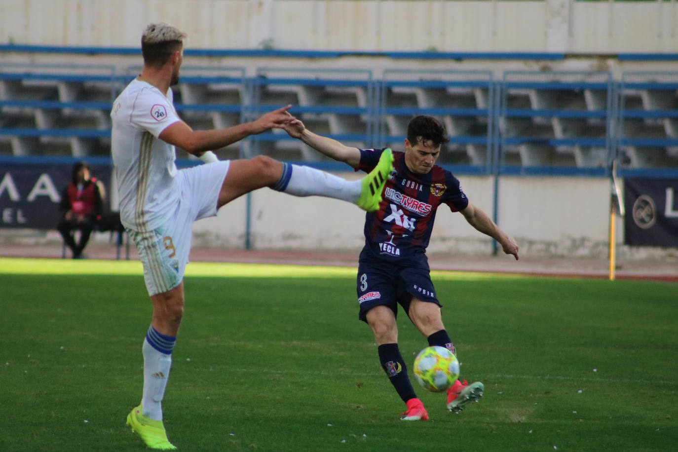 Un gol de Manel sobre la bocina trunca la buena racha del conjunto de Sandroni y le da los tres puntos a un Marbella que vuelve a la senda del triunfo