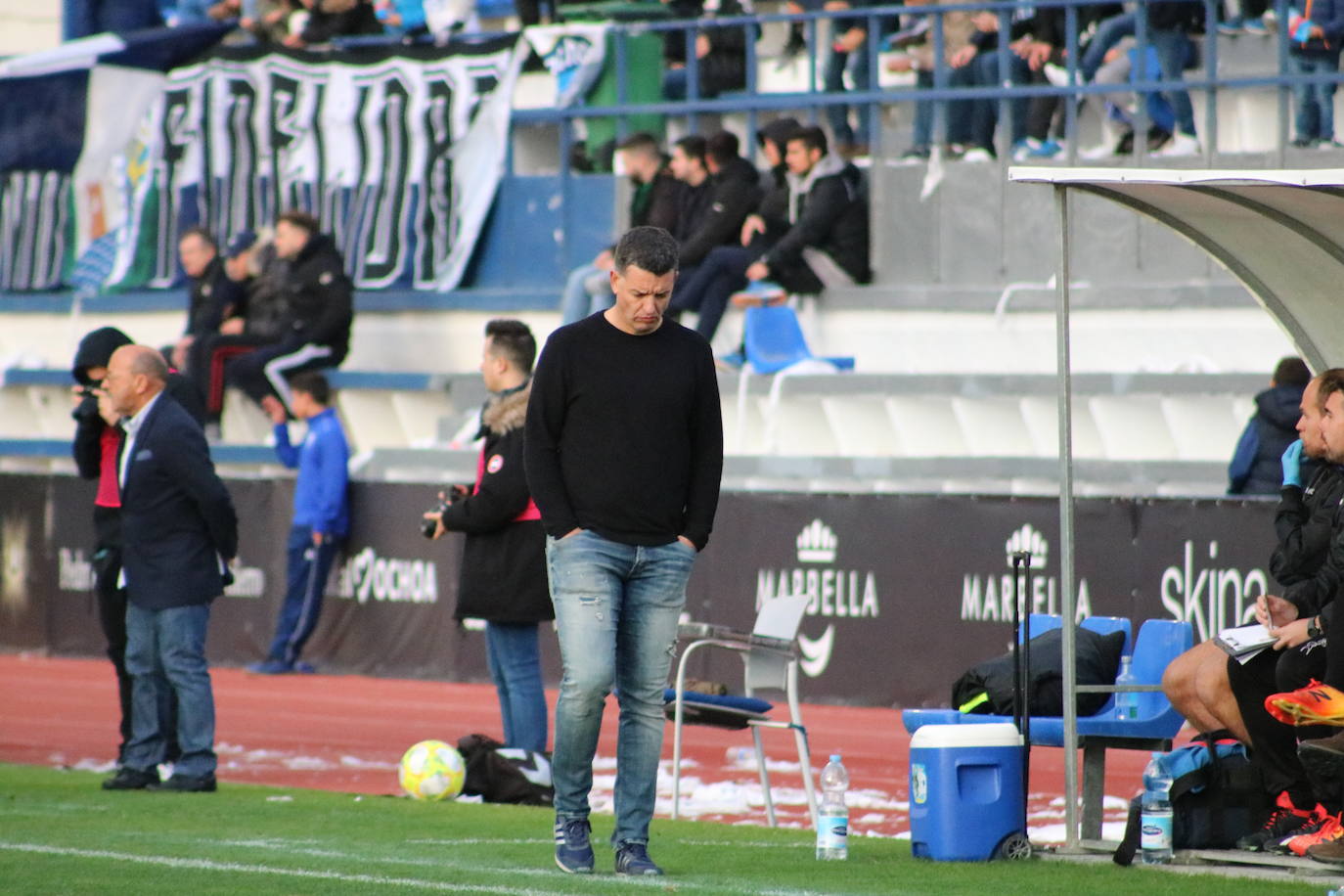 Un gol de Manel sobre la bocina trunca la buena racha del conjunto de Sandroni y le da los tres puntos a un Marbella que vuelve a la senda del triunfo