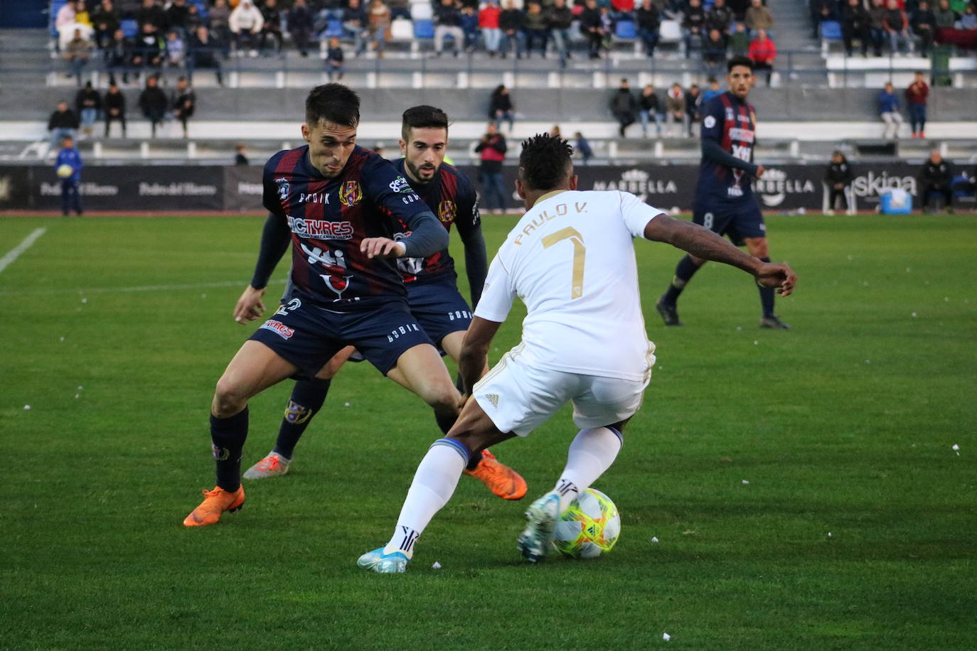 Un gol de Manel sobre la bocina trunca la buena racha del conjunto de Sandroni y le da los tres puntos a un Marbella que vuelve a la senda del triunfo