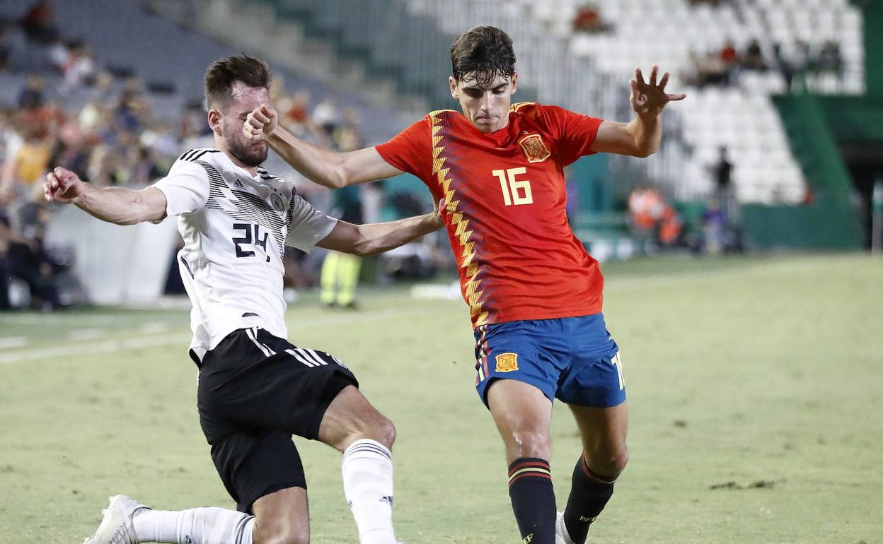 Gonzalo Villar, a la derecha, pugna con un rival en el amitoso España-Alemania sub-21. 