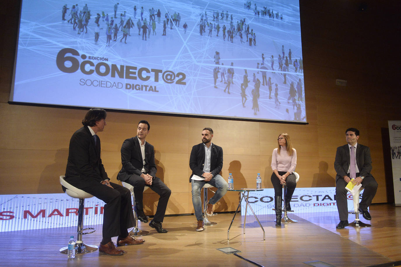 El congreso Conect@2, organizado por LA VERDAD, aborda las claves para afrontar nuevos modelos de negocio gracias a tecnologías como el 'big data', la robótica o la inteligencia artificial